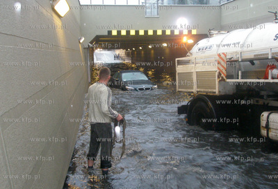 Zalany po ulewnych deszczach tunel w Sopocie w ciagu...