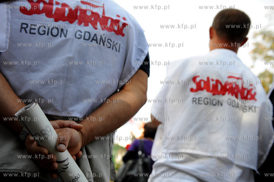 Gdynia. Pikieta pod brama do Stoczni Gdynskiej nawolujaca...