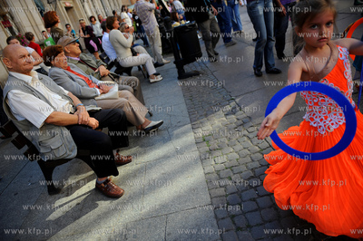 Gdansk. Parada karnawalowa grup kuglarskich z Trojmiasta...