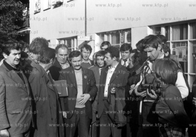 Wyjazd delegacji Solidarnosci do Warszawy w celu zlozenia...
