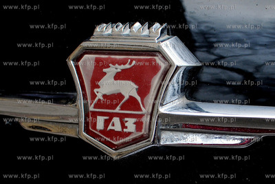 Czarna Wolga stojaca przed gmachem Dowodztwa Marynarki...