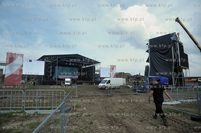 Budowa sceny glownej na ktorej w rocznice 30-lecia...