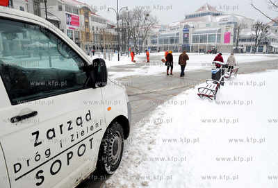 Sopot. Odsniezanie ulicy Bohaterow Monte Cassino, Placu...