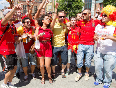 Gdansk. Ulica Dluga. Hiszpanscy kibice na ulicach starego...