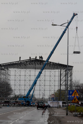 Gdynia, Skwer Kosciuszki. Budwa sceny na koncert sylwestrowy...