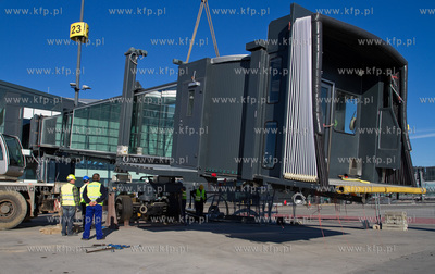 Instalacja rekawow przy terminalu pasazerskim T2 na...