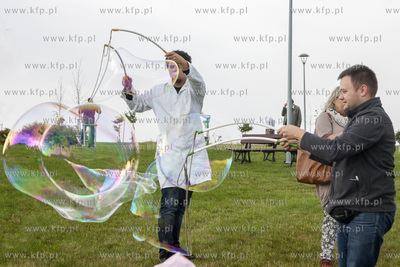 Swieto Miodu Pszczolkowskiego w Parku Lipowym w Pszczolkach...