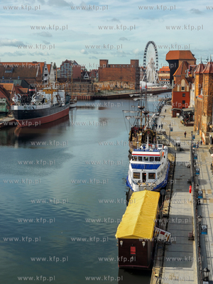 Gdansk. Widok z hotelu Hilton na Motlawe. Po lewej...