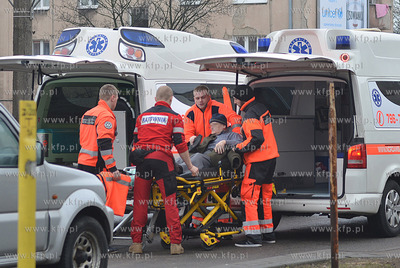 Gdynia. ul. Morska. Pacjent przenoszony z karetki do...