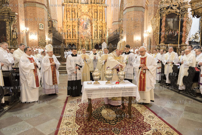 Pelplin. Msza Swieta Krzyzma w Wielki Czwartek w Bazylice...