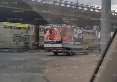 Samochód dostawczy oklejony drastycznymi zdjęciami...