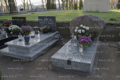 Cmentarz parafialny w PelplinieCmentarz parafialny...