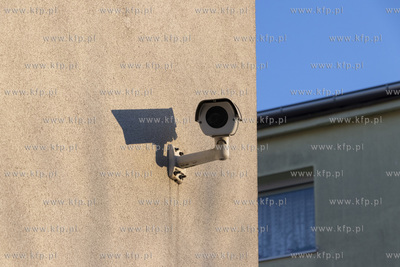 Kamera monitoringu zamacowana na elewacji bloku przy...