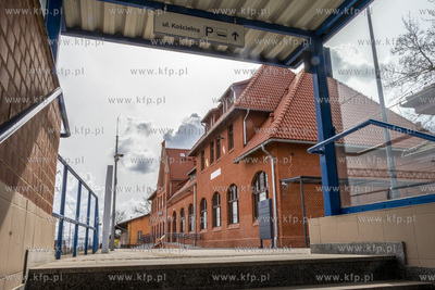 Zabytkowy budynek dworca kolejowego w Pszczółkach....