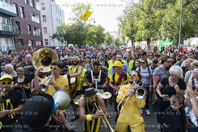 Gdańsk. Festiwal teatrów Ulicznych FETA. Always Drinking...
