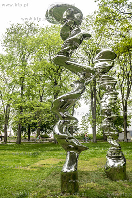 Sopot. Park Północny. Ogromne rzeźby Tony'ego Cragga,...