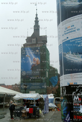 Katownia w Gdansku z reklama wydawnictwa Stella Maris.29.11.2002fot....