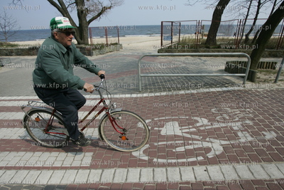 Sciezka rowerowa wzdluz plazy, ciagnaca sie od gdanskiego...