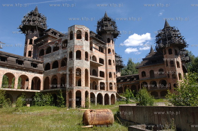 Zamek w Lapalicach, polozony jest miedzy Chmielnem...