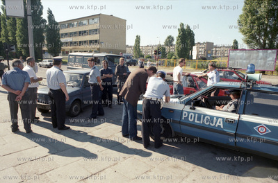 Policja drogowa na miejscu wypadku samochodowego na...