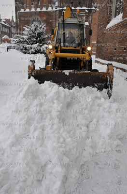 Gdansk. Odsniezanie chodnika przed kosciolem sw. Brygidy.
13.12.2010
fot....