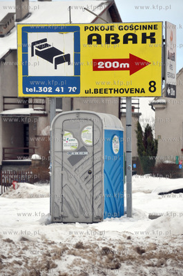 Przenosna toaleta firmy WC Serwis i reklama pensjonatu...
