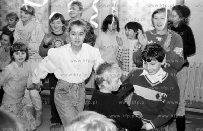 Zabawa karnawalowa pod haslem Dzieci Dzieciom zorganizowna...