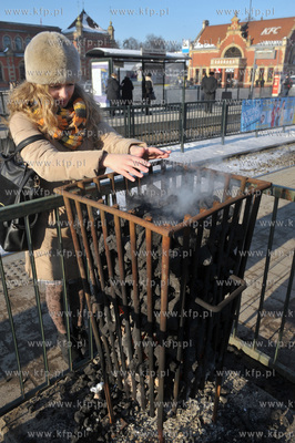 Na przystankach komunikacji miejskiej przy Dworcu PKP...