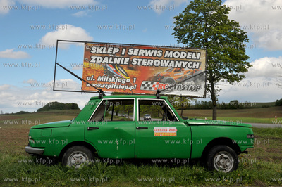 Wrak samochodu marki Wartburg sluzacy jako mobilna...