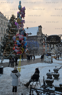 Gdańsk. Długi Targ zimą. Sprzedaż balonów 29.01.2014...