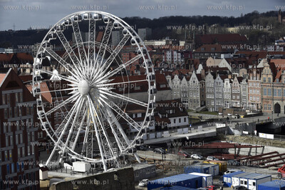 Gdańsk. Widok na Wyspę Spichrzów i na koło widokowe...