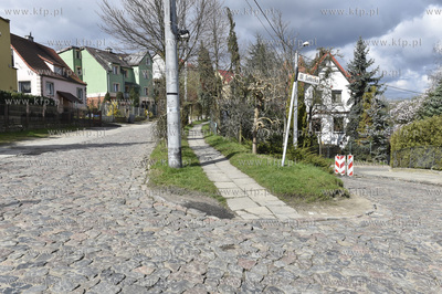 Gdańsk Siedlce, brukowana ul. Na zboczu, skrzyżowane...