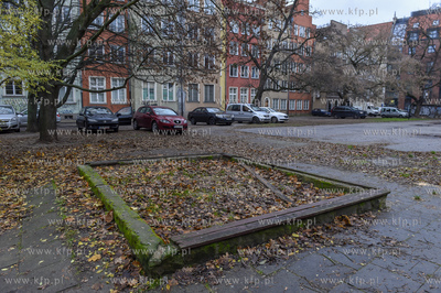 Gdańsk. Podwórkowa piaskownica pomiędzy Długim...