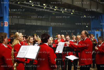 Stocznia Gdansk. Hala K1. Do sniadania stoczniowcom...