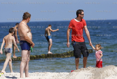 Polwysep helski. Marcin Prokop nad morzem z coreczka.
23.07.2008
fot....