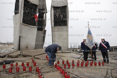 Gdansk. Pomnik Poleglych Stoczniowcow. Stoczniowcy...