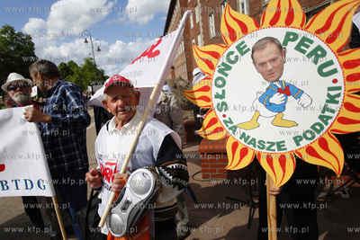Gdansk. Manifestacja przedstawicieli NSZZ Solidarnosc...