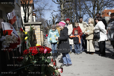 Sopot. Ludzie pala znicze i skladaja wiazanki kwiatow...