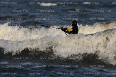 Gdynia Orlowo. Kitesurfing.
25.10.2011
fot. Krzysztof...