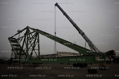 Gdynia. Zaladunek elementow tzw. stacker reclaimer,...