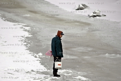 Wędkarze łowią ryby na zamarzniętej Motławie.
13.02.2012
fot....