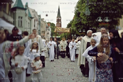 Sopot. Procesja Bozego Ciala idzie ul. Bohaterow Monte...