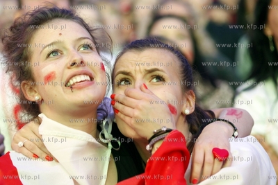 Gdansk. Mistrzostwa europy w pilce noznej. Kibice ogladaja...