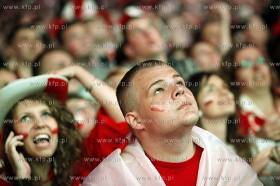 Gdansk. Mistrzostwa europy w pilce noznej. Kibice ogladaja...