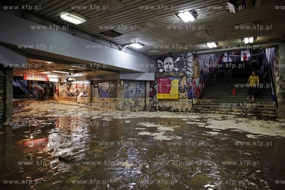 Gdansk Zabianka.  Zalany tunel na przystanku SKM po...