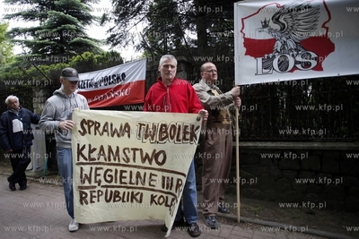 Gdansk. Ul. Polanki. Pikieta czlonkow Klubu Gazety...