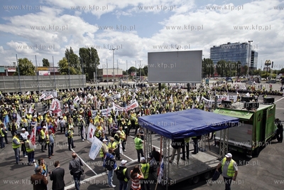 Gdansk. Demonstracja pracownikow firmy energetycznej...