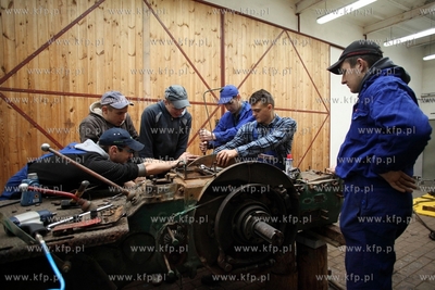 Uczniowie Zespolu Szkol Rolniczych w Rusocinie remontuja...