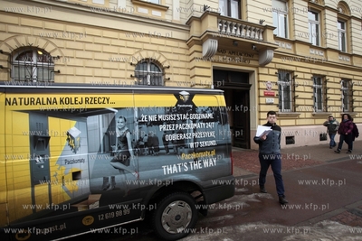 Listonosz firmy In Post odbiera przesylki z Sadu Apelacyjnego...