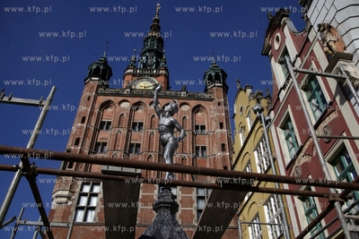 Montaz odrestaurowanej figury Hermesa na na przedprozu...